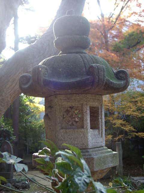 tokyo_garden_lantern